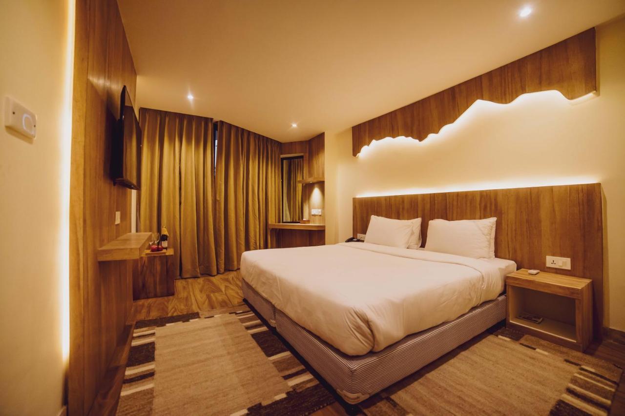 Hotel Aabas Pokhara By Barahi Hospitality Esterno foto