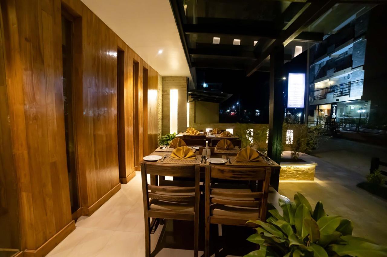 Hotel Aabas Pokhara By Barahi Hospitality Esterno foto