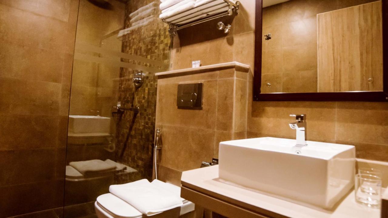 Hotel Aabas Pokhara By Barahi Hospitality Esterno foto
