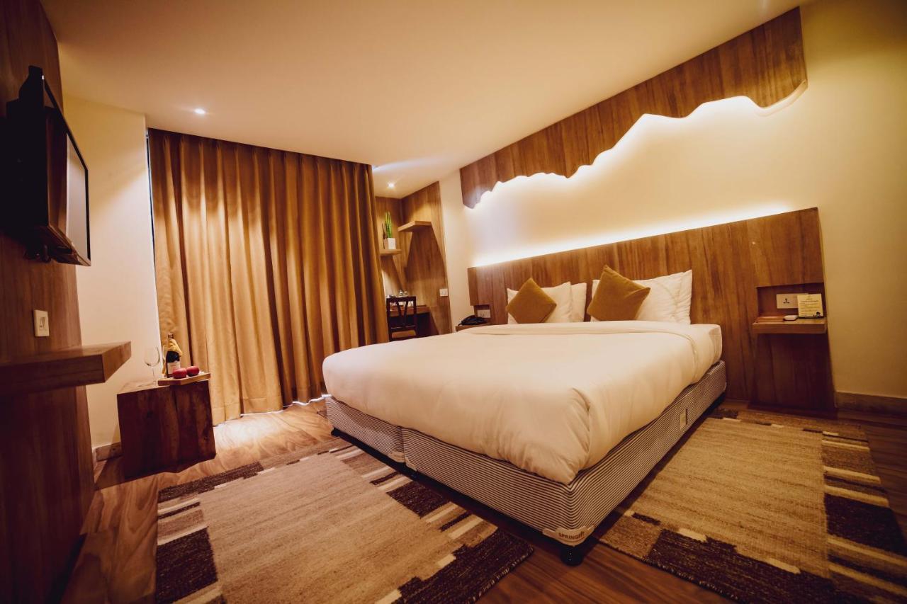 Hotel Aabas Pokhara By Barahi Hospitality Esterno foto