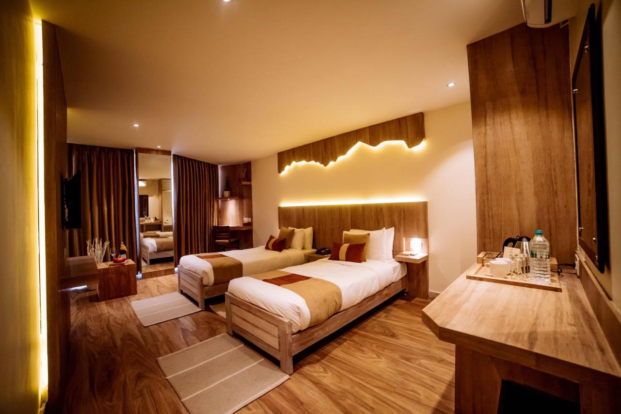 Hotel Aabas Pokhara By Barahi Hospitality Esterno foto