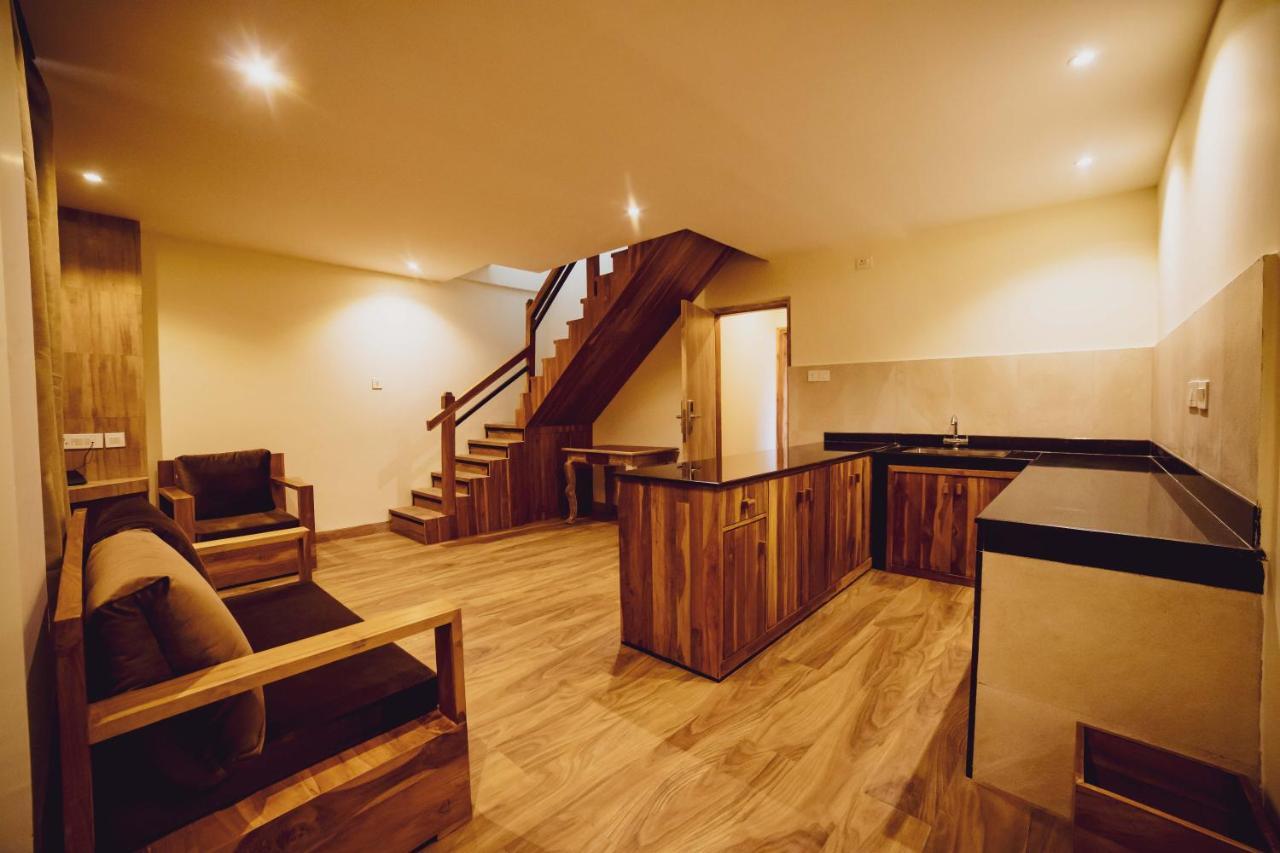 Hotel Aabas Pokhara By Barahi Hospitality Esterno foto