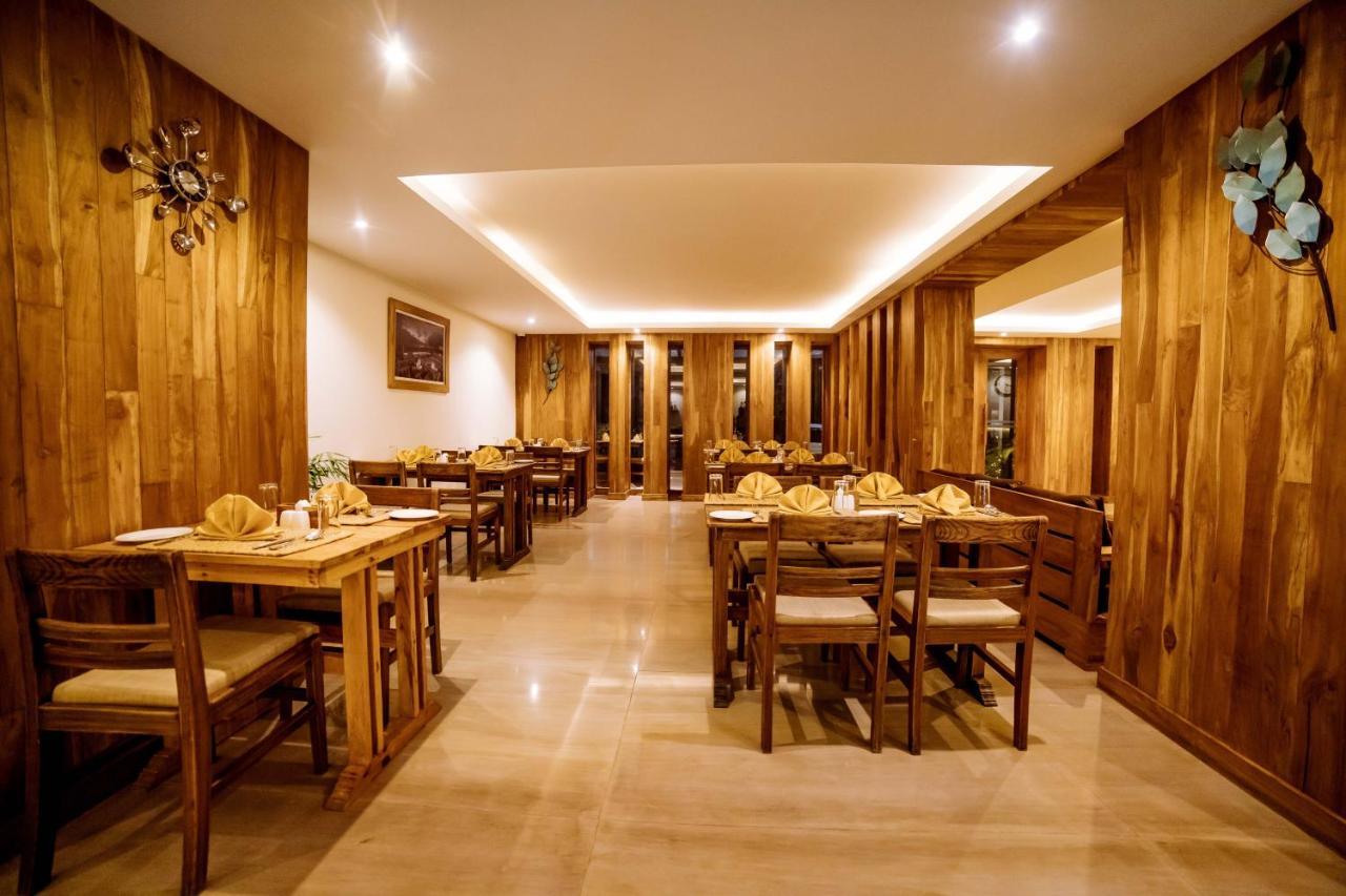 Hotel Aabas Pokhara By Barahi Hospitality Esterno foto