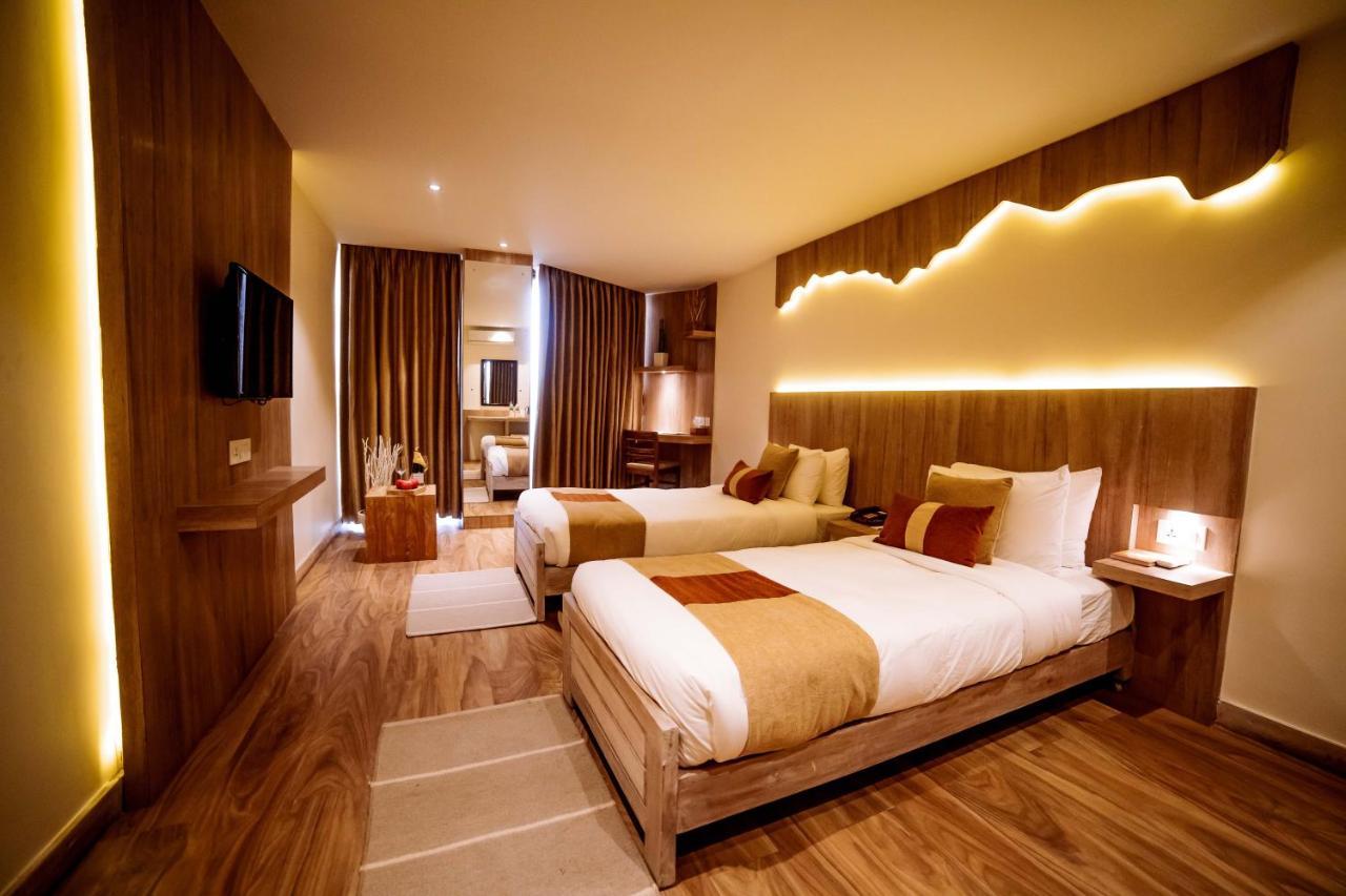 Hotel Aabas Pokhara By Barahi Hospitality Esterno foto