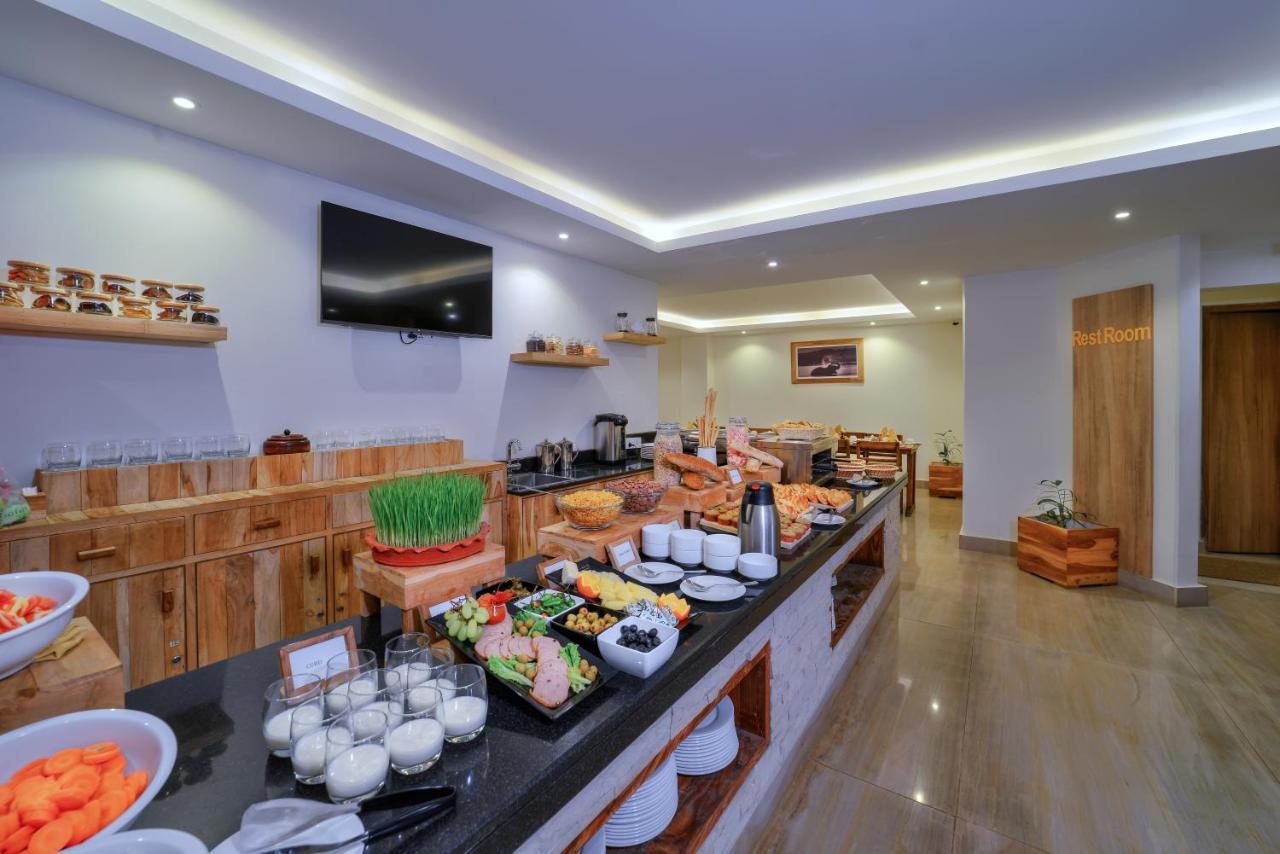 Hotel Aabas Pokhara By Barahi Hospitality Esterno foto