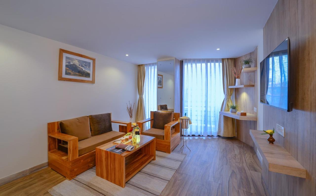 Hotel Aabas Pokhara By Barahi Hospitality Esterno foto