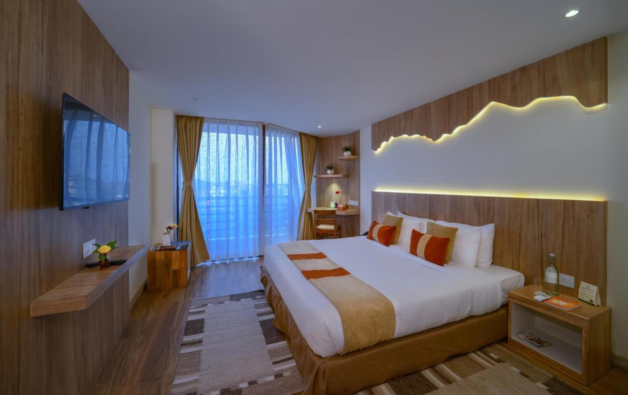 Hotel Aabas Pokhara By Barahi Hospitality Esterno foto