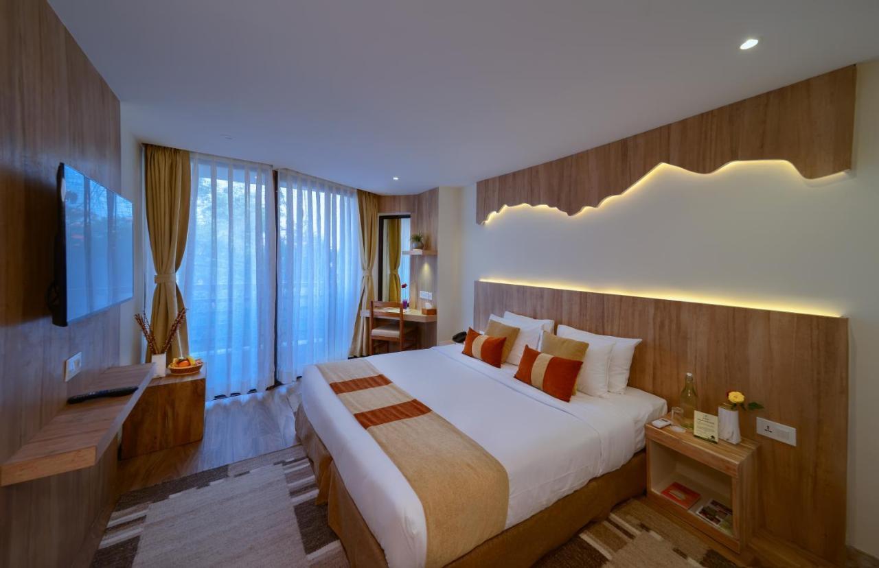 Hotel Aabas Pokhara By Barahi Hospitality Esterno foto