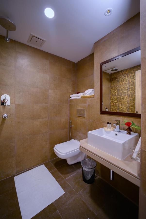 Hotel Aabas Pokhara By Barahi Hospitality Esterno foto