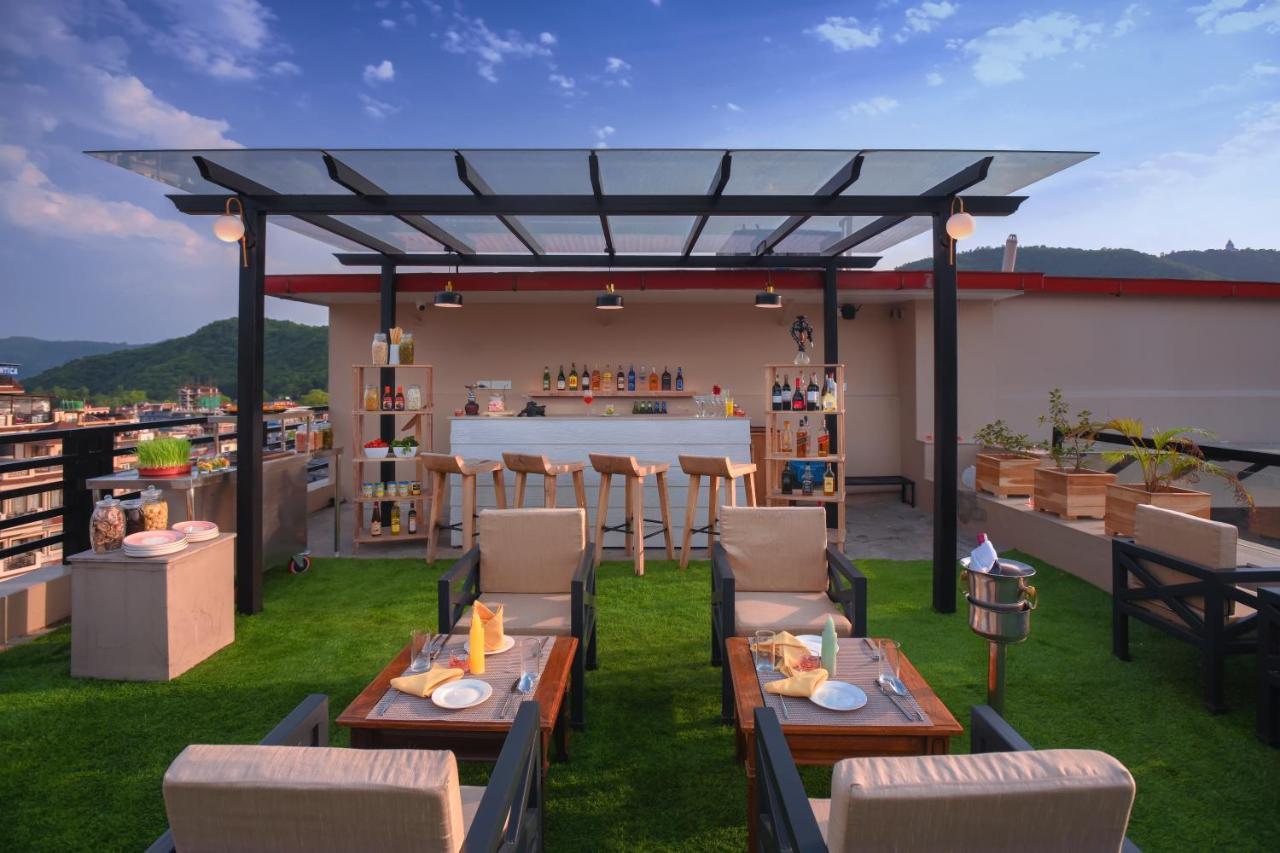 Hotel Aabas Pokhara By Barahi Hospitality Esterno foto