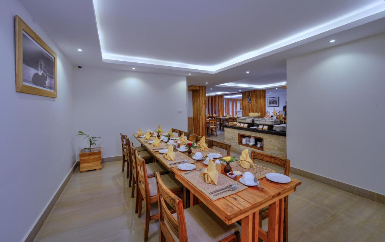 Hotel Aabas Pokhara By Barahi Hospitality Esterno foto