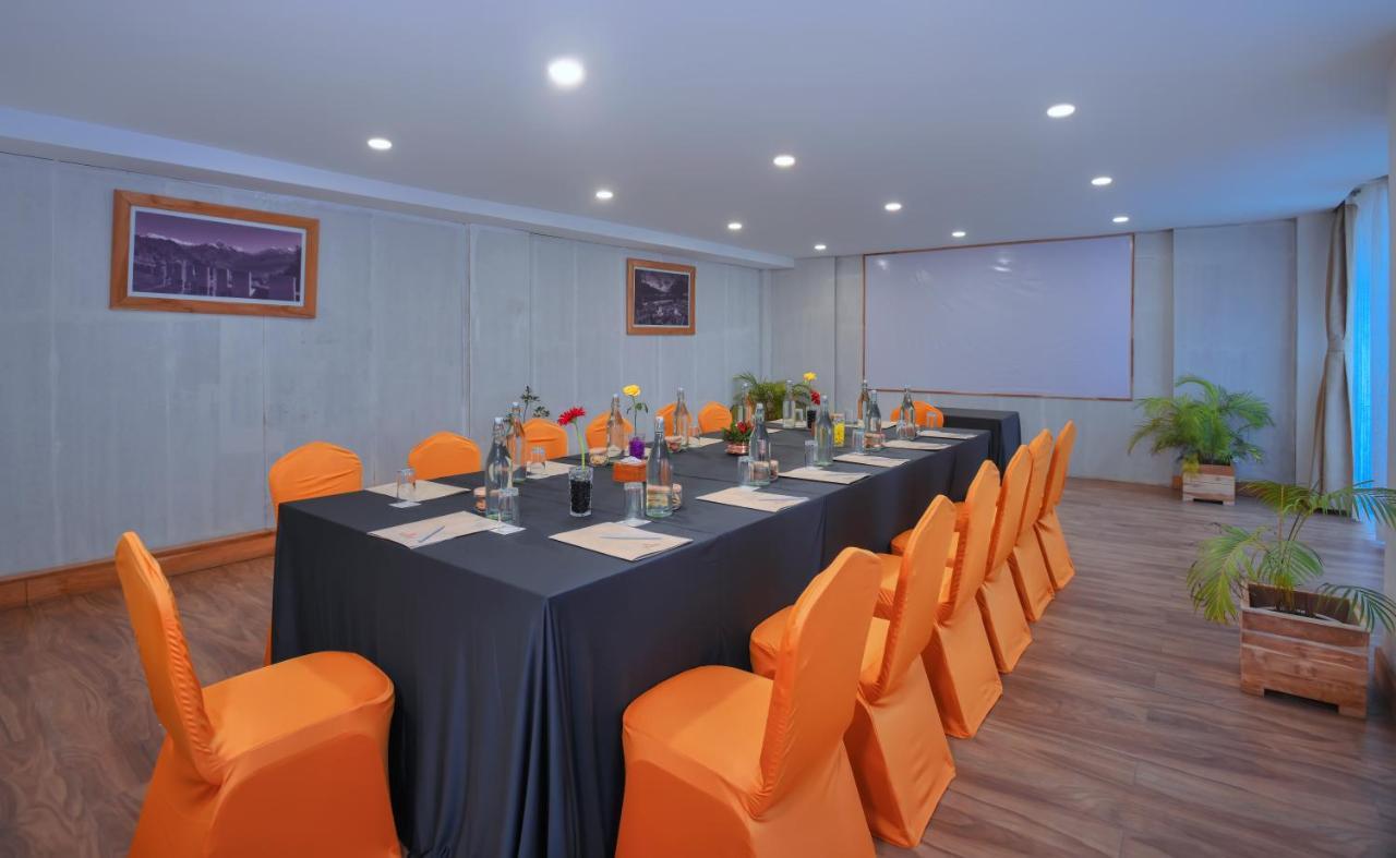 Hotel Aabas Pokhara By Barahi Hospitality Esterno foto