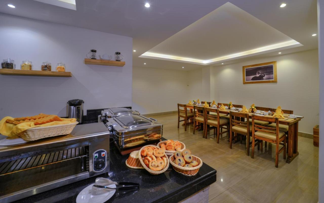 Hotel Aabas Pokhara By Barahi Hospitality Esterno foto