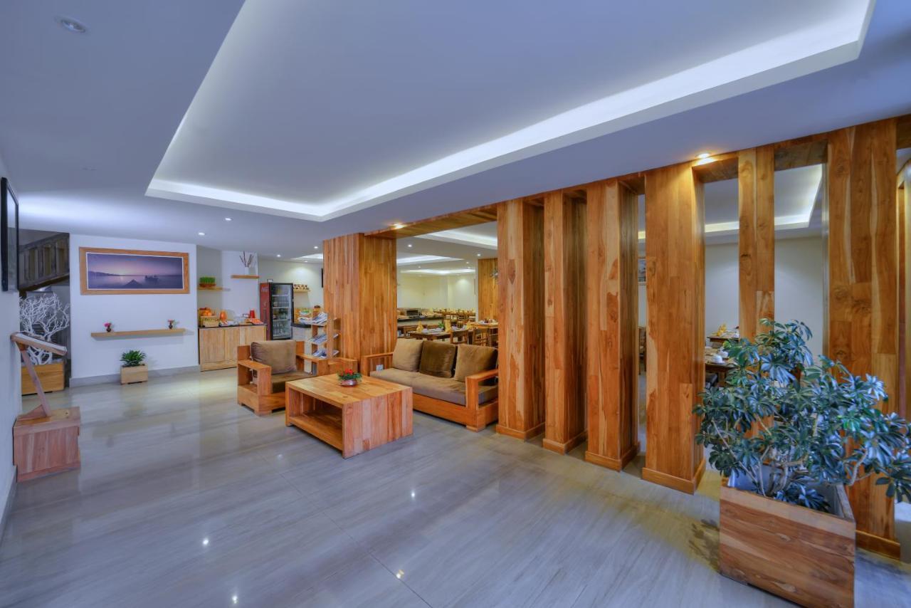 Hotel Aabas Pokhara By Barahi Hospitality Esterno foto