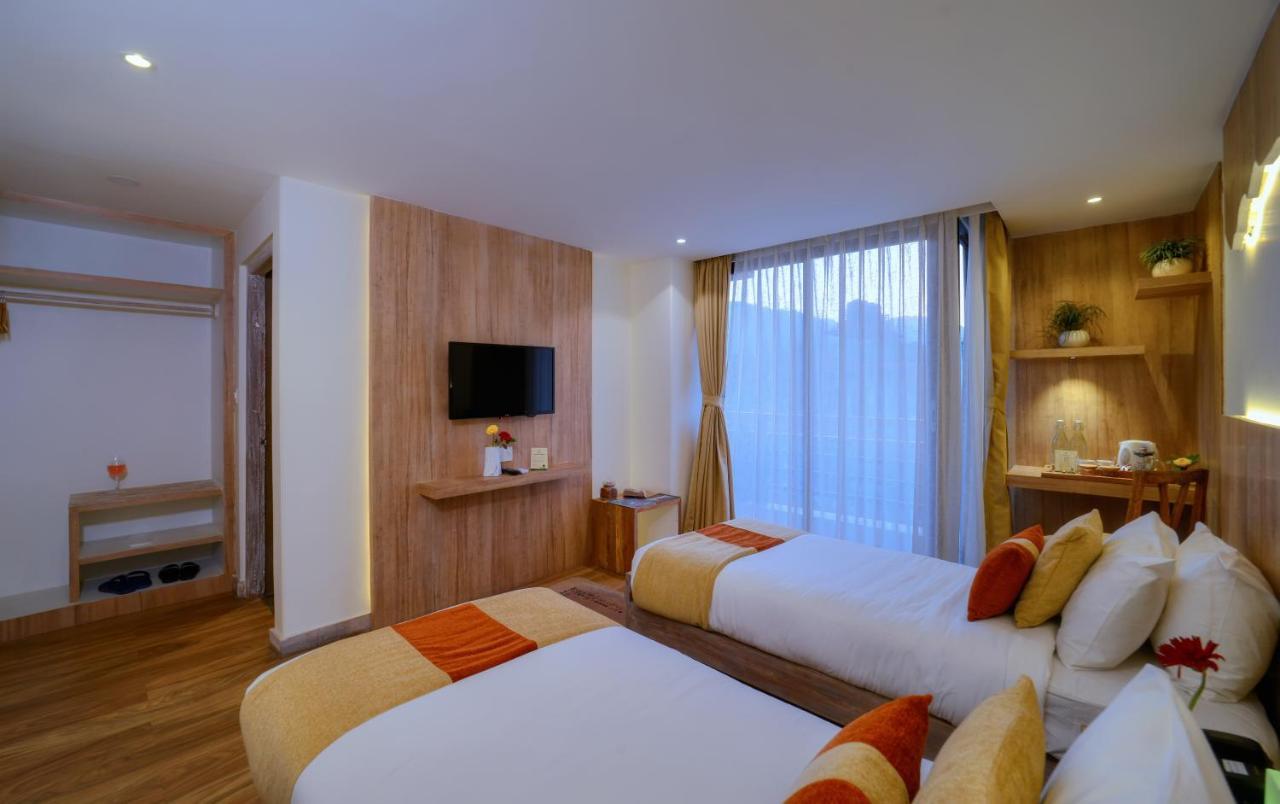 Hotel Aabas Pokhara By Barahi Hospitality Esterno foto