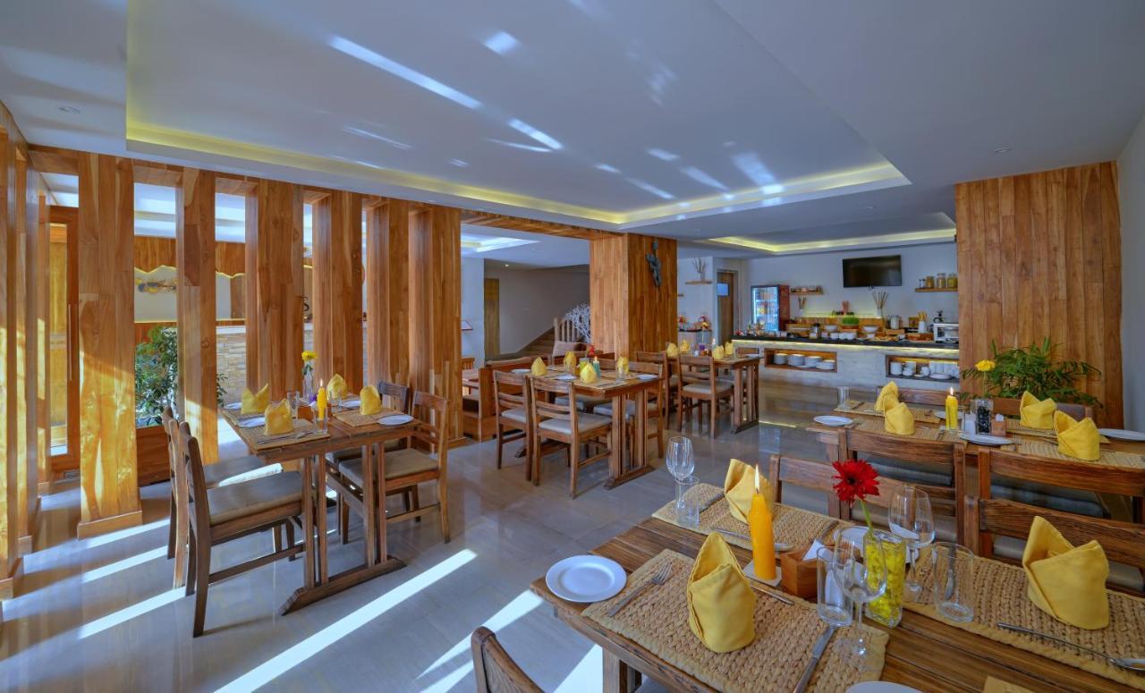 Hotel Aabas Pokhara By Barahi Hospitality Esterno foto