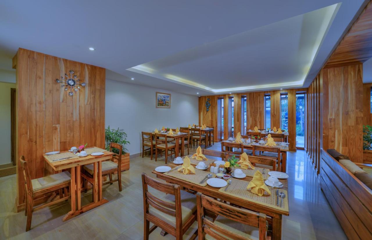 Hotel Aabas Pokhara By Barahi Hospitality Esterno foto